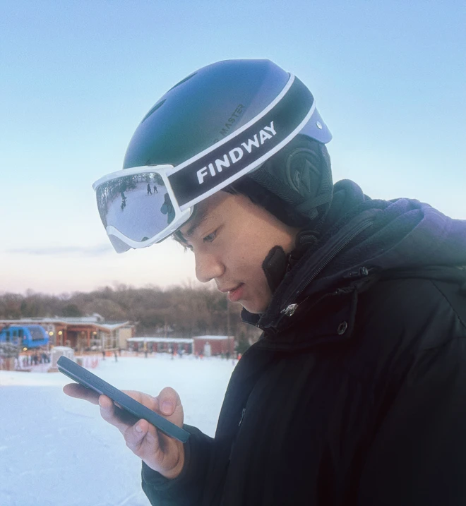 Yuchen Liu skiing